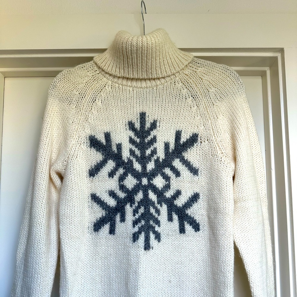 Super cozy vintage style Gap oversized funnel neck knit sweater ❄️